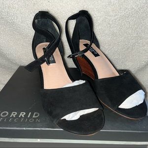 NEW TORRID OPEN TOE WEDGE, Size 9W